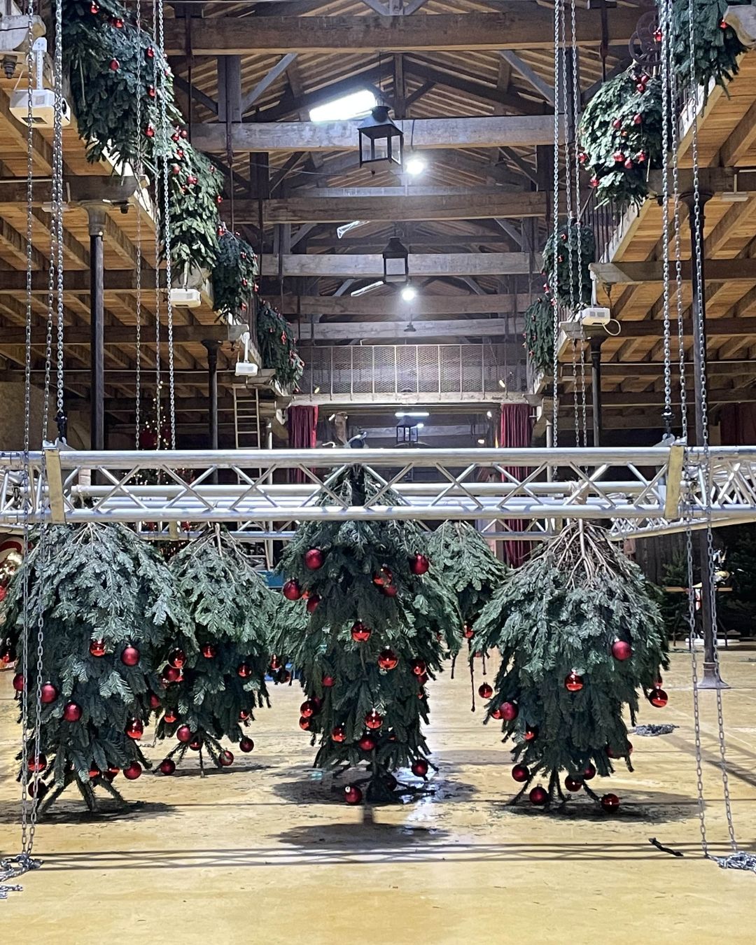 Backstage des sapins de noel d'une entreprise