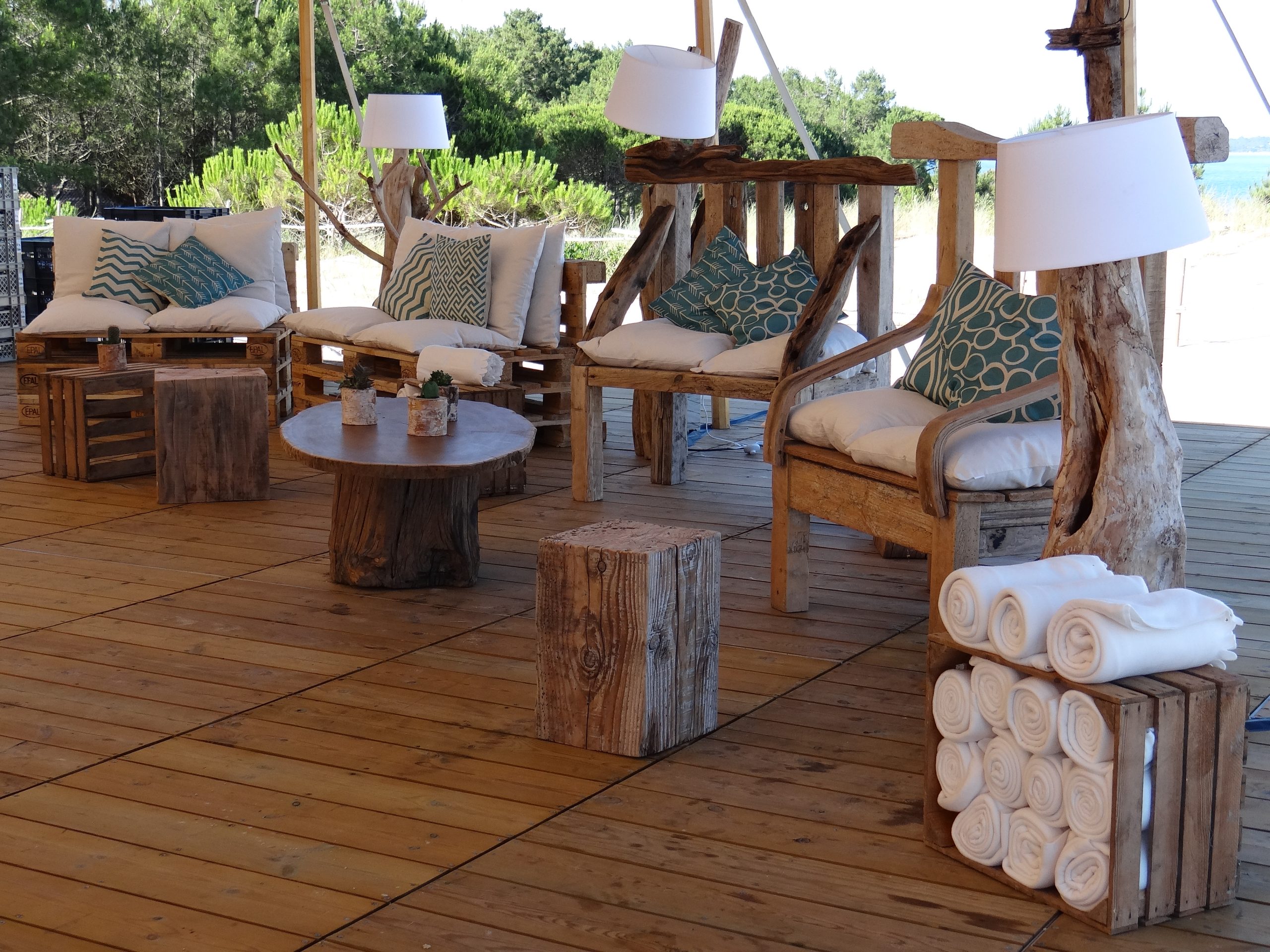 Décoration et mobilier d'une soirée d'entreprise sur une plage privée à Arcachon