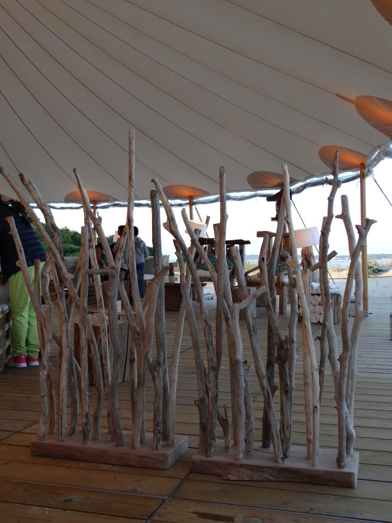 Organisation d'une soirée d'entreprise à Arcachon sur une plage privée, décoration et scénographie