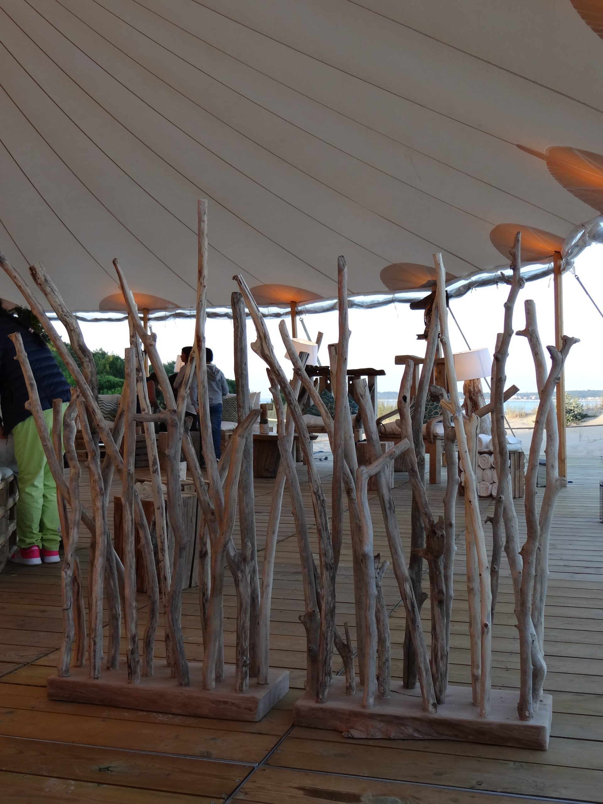 Organisation d'une soirée d'entreprise à Arcachon sur une plage privée, décoration et scénographie