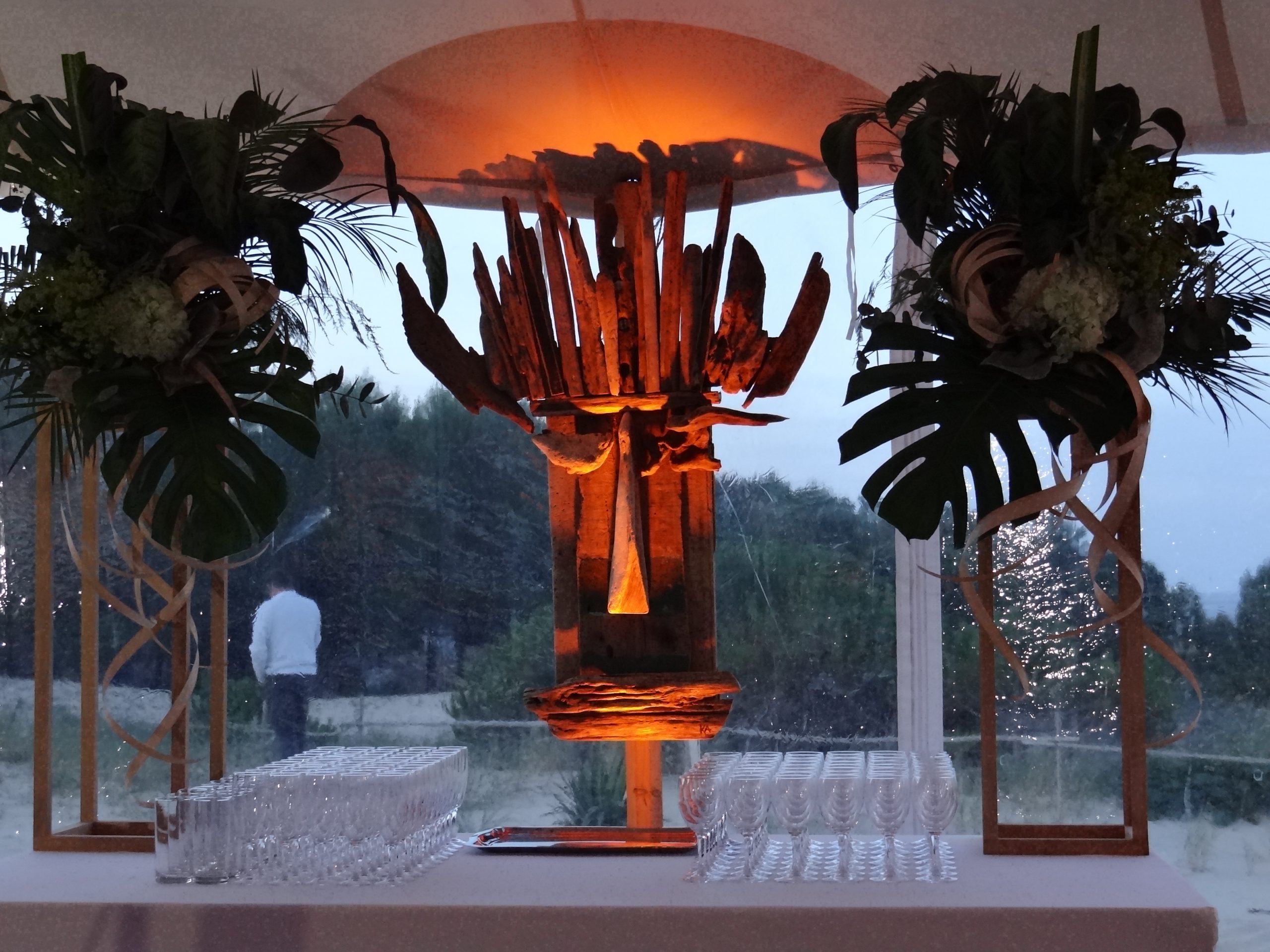 Décoration et scénographie d'une plage privée à Arcachon pour une soirée d'entreprise