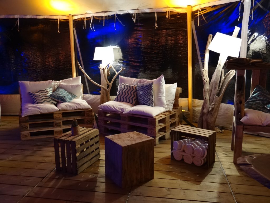 Installation du mobilier pour une soirée d'entreprise à Arcachon sur une plage privée