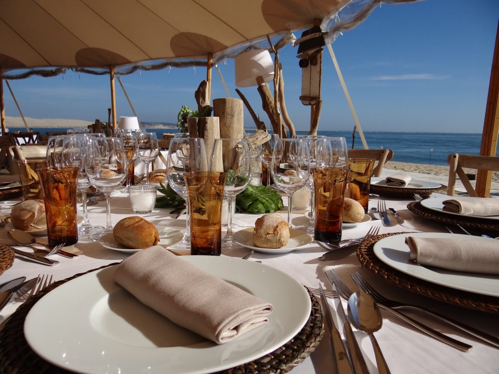 Repas d'entreprise sur une plage privée