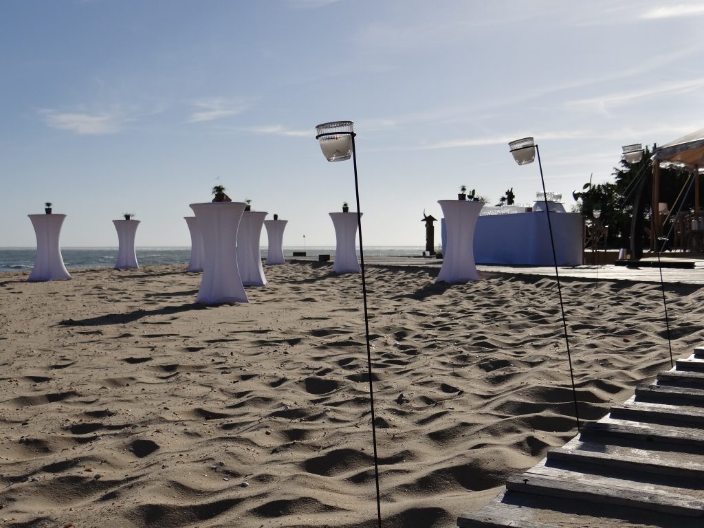 Organisation d'une soirée d'entreprise à Arcachon sur une plage privée, cocktail et installation de mobilier sur la plage