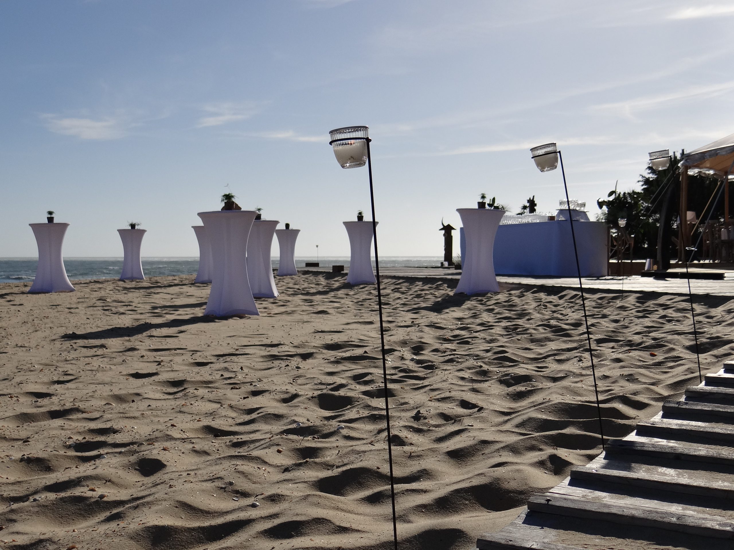 Organisation d'une soirée d'entreprise à Arcachon sur une plage privée, cocktail et installation de mobilier sur la plage