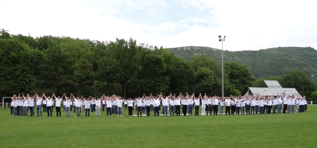 Photographie de tous les collaborateurs de Roquefort Société lors de l'organisation d'un événement