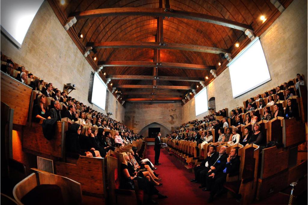 Evènements d'entreprise au Palais des Papes dans le Gard, conférence de travail.